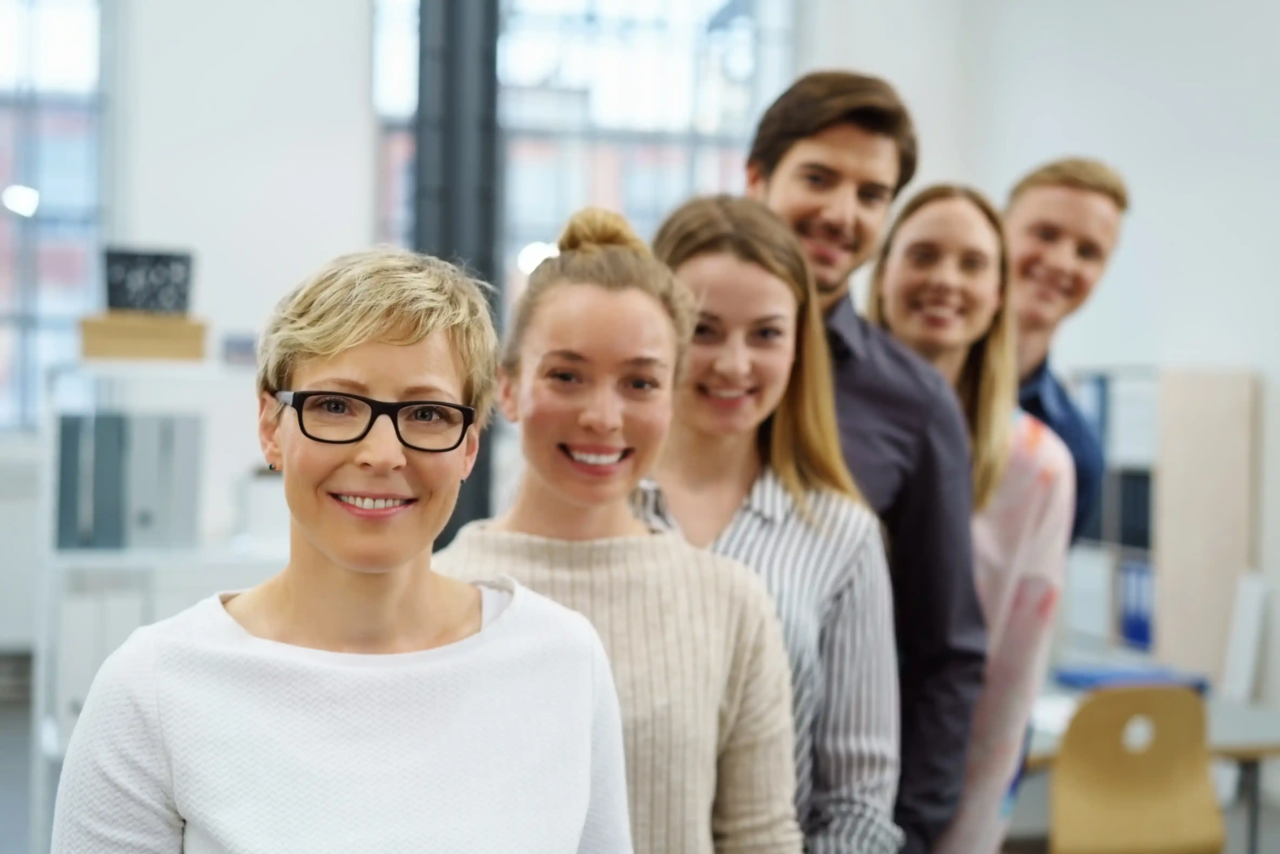 Groupe diversifié de représentants du personnel, symbolisant les différents acteurs ayant accès à la BDESE.