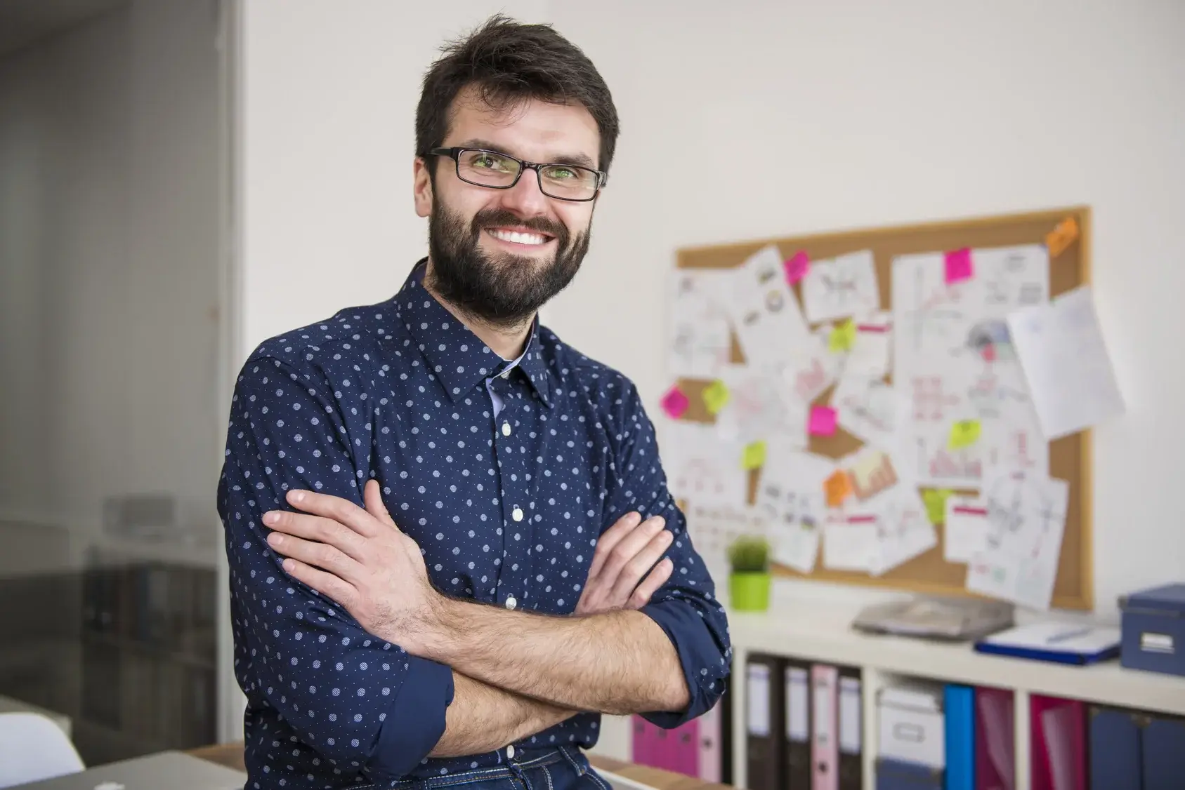 Expert devant un tableau d'analyse de données financières et sociales, illustrant le contenu de la BDESE.