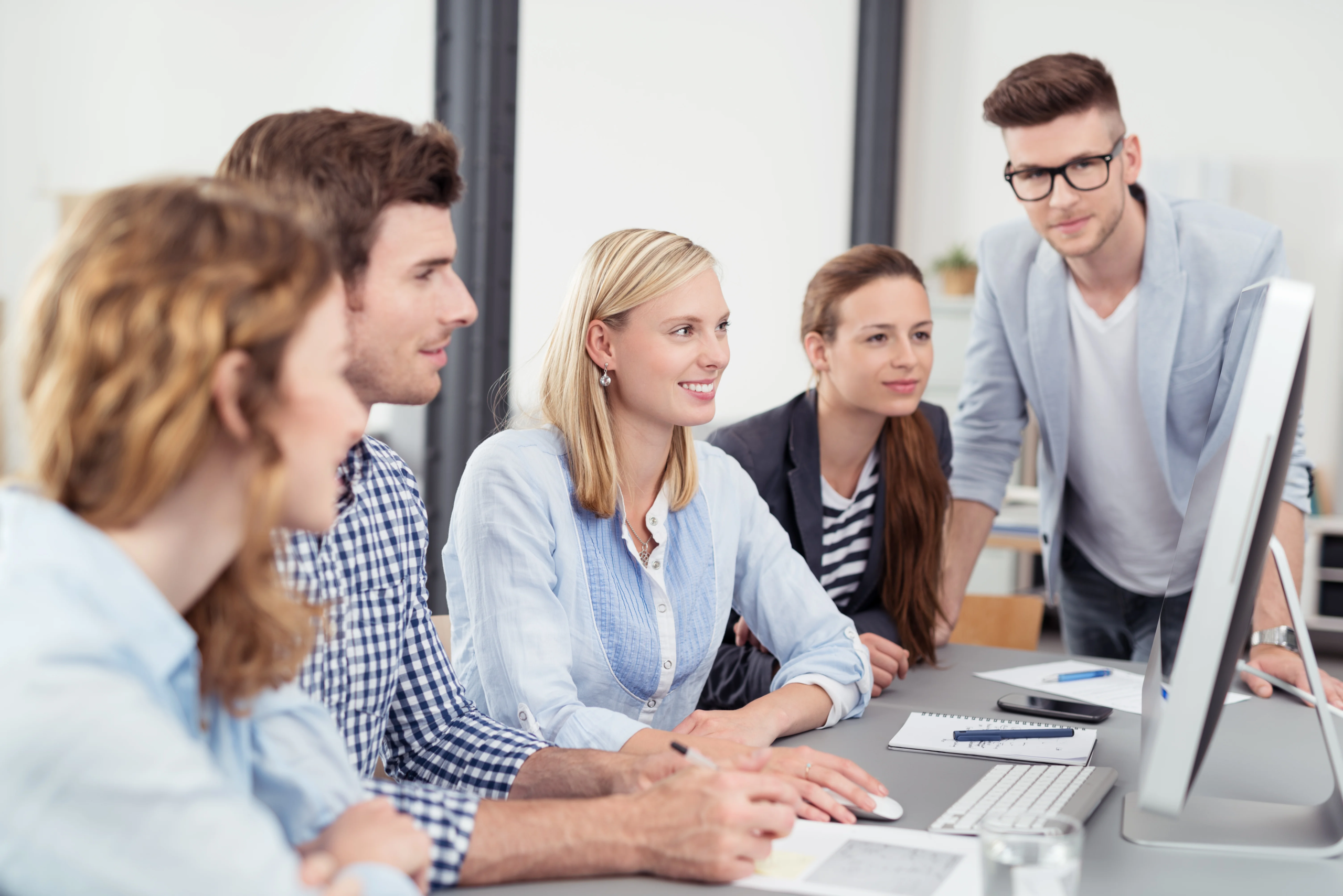 Membres du CSE travaillant sur un ordinateur pour assurer la protection des données personnelles des salariés.