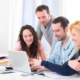 Membres du CSE et collaborateurs consultant ensemble la base de données économique et sociale sur un ordinateur.