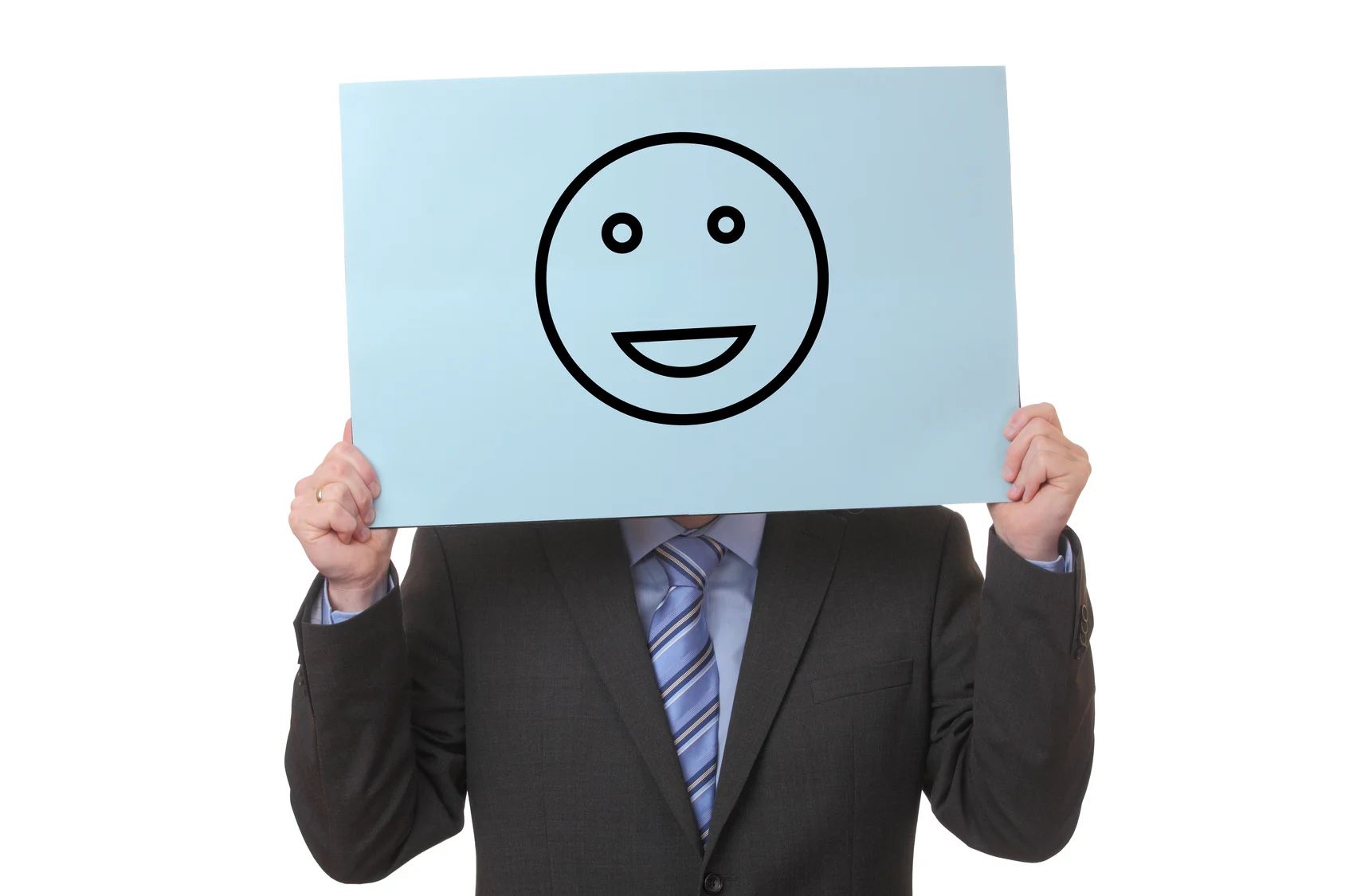 Collaborateur tenant un smiley devant son visage pour illustrer les enjeux de santé mentale et de qualité de vie au travail.